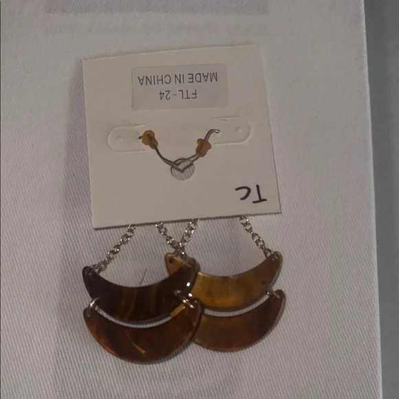 Elegant Gold-Tone Chain Earrings - Picture 3 of 3